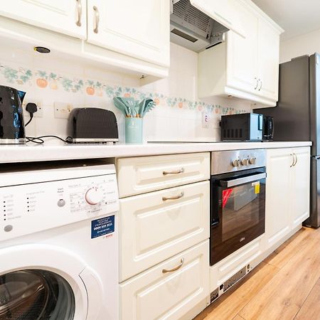 Bright And Spacious Flat With Free Parking Лондон Екстер'єр фото